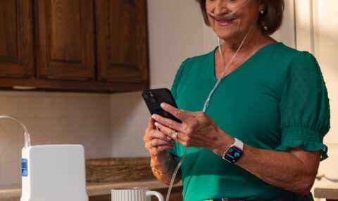 Inogen-Rove-4-woman-in-kitchen