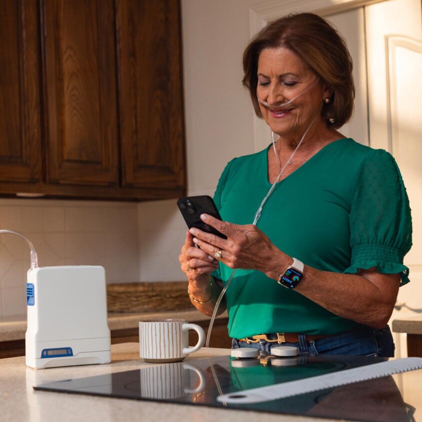 Inogen-Rove-4-woman-in-kitchen
